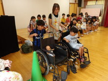 車いすに乗る体験をしている写真