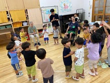 ふれあい遊びをしている写真