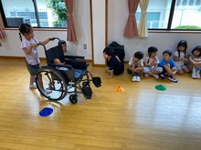 車いすを押す経験をしている写真