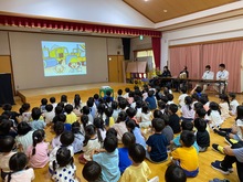 おいもっち先生の話しを聞いている写真