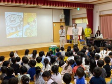 三東工業社の方の話しを聞いている写真
