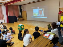 工事について質問をしている写真