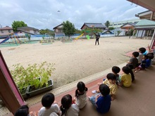 ドローンが飛んでいるのを見ている写真