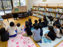 おはなしを聞いている写真