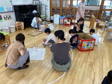 室内で遊んでいる写真
