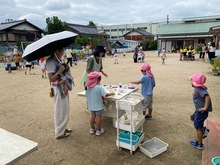 園庭で遊んでいる写真
