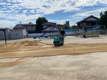 園庭を平らにしている写真