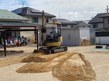 園庭の土をならしている写真