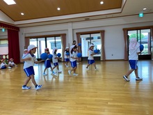 ボールを落とさないように走っている写真