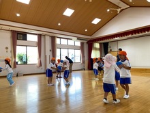 友だちとペアになり、ボールを運んでいる写真
