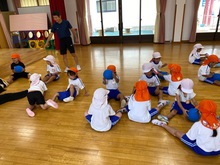 友だちとボールをパスし合っている写真