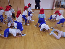 友だちが作ったトンネルをくぐっている写真