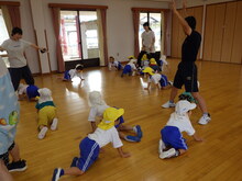 先生が作ったトンネルをくぐっている写真