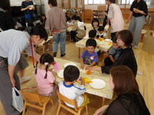 親子で七夕飾りを作っている写真