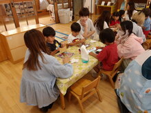 親子で七夕飾りを作っている写真