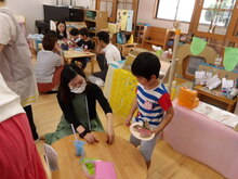 親子でままごと遊びをしている写真