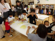 親子でスライム遊びをしている写真