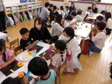 親子で七夕飾りを作っている写真