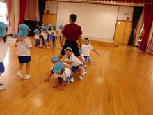 講師の先生が作ってくれたトンネルを通っている写真