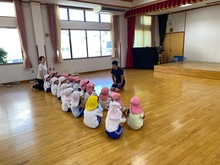 先生に挨拶をしている写真