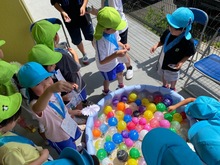 ヨーヨー釣りをしている写真