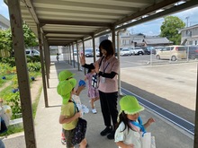 教頭先生とタッチをしている写真