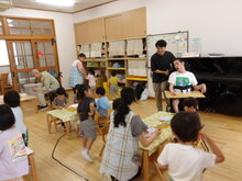 まちプロの先生をスライム遊びに誘っている写真