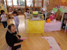 まちプロの先生とままごとをしている写真