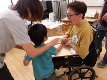 まちプロの先生とタッチをしている写真