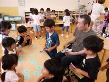 ゲームで遊んでいる写真