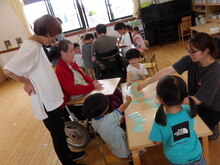 ゲームで遊んでいる写真