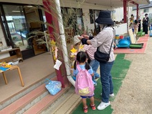 親子で笹飾りを付けている写真