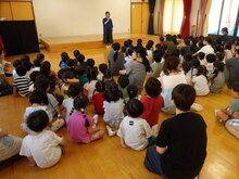 園長先生の話しを聞いている写真