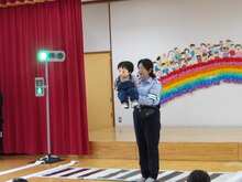 腹話術ではなしを聞いている写真
