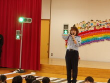 信号機の約束を聞いている写真