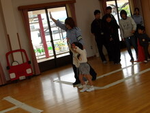 横断歩道を渡る練習をしている写真