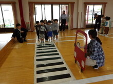 横断歩道を渡る練習をしている写真