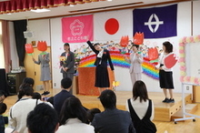 職員が出し物をしている写真