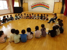 友だちとペアになって座っている写真