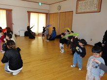 布を持って体操をしている写真