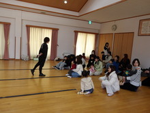 先生の話を聞いている写真