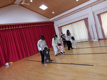 親子で手をつないでジャンプしている写真