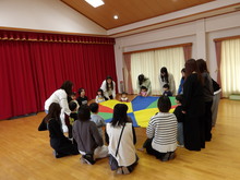 みんなでバルーンをしている写真