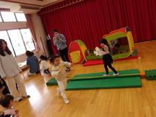 体を動かして遊んでいる写真