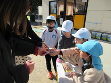 チケットを渡すこどもたちのようす