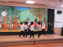 舞台上を歩くこどもたちのようす