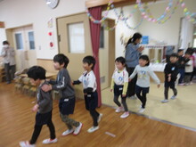 こどもたちが次々と入場するようす