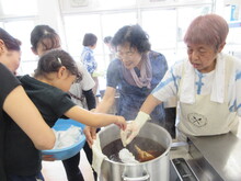 染めの作業のようす