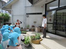 話を聞くこどもたちの写真