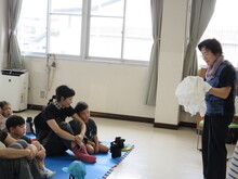 説明をする講師とそれを聞く親子の写真